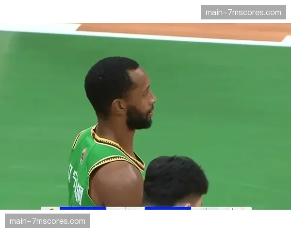 弗格倒地拼抢，与对方球员发生轻微冲突，裁判经回看后判罚双方犯规