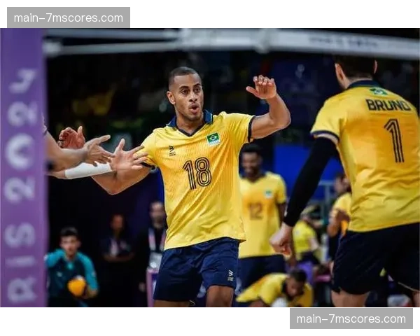 赛场生日惊喜：巴西男排队为队长卢卡斯准备了蛋糕和全场合唱